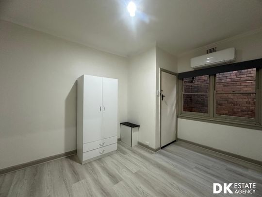 REAR Renovated Ultra-Modern 2 Bedrooms Home in Braybrook Location. - Photo 1