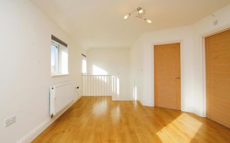 Well presented two bed apartment in a quaint cul de sac with courtyard and parking. Offered unfurnished and available now! - Photo 4
