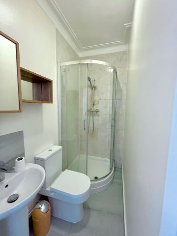 Studio Flat, Lo, W3 - Photo 2