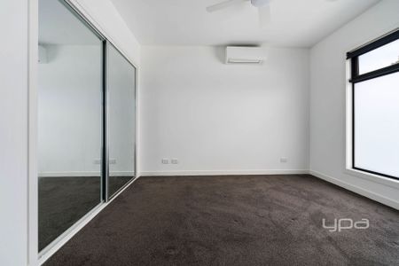 Beautiful Town House! Located in prime position - Photo 2