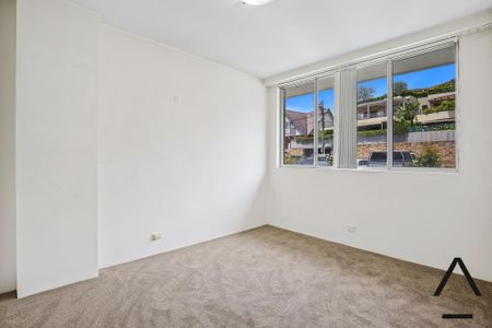 Renovated Three Bedroom Apartment in Idyllic Waterfront Building - Photo 4