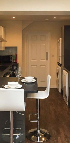 Downs Park Room 5 - Photo 1