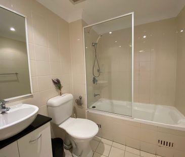 Ultra Convenient Two Bedroom Apartment With Secured Parking - Hurst... - Photo 2