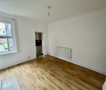 Available NOW FULLY REFURBISHED - Rent Amount: £850per month - Depo... - Photo 4