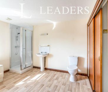 3 bedroom flat to rent - Photo 3