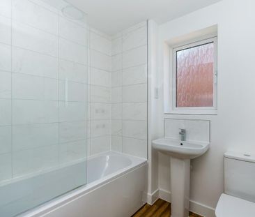 4 bedroom detached house to rent - Photo 3