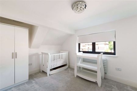 Stylish ultra-modern home with cinema, garden room and impressive home technology, on quiet Hale Barns cul-de-sac - Photo 2