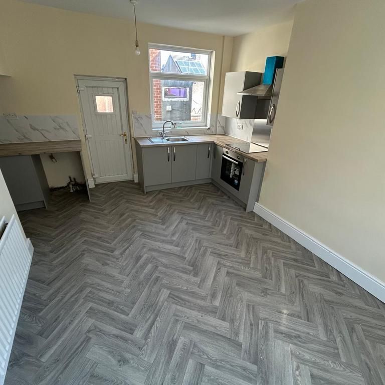 2 bedroom end of terrace house to rent - Photo 1