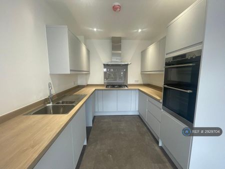 3 bedroom semi-detached house to rent - Photo 5