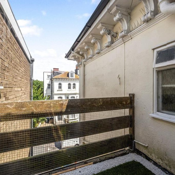 2 bedroom flat to rent - Photo 1