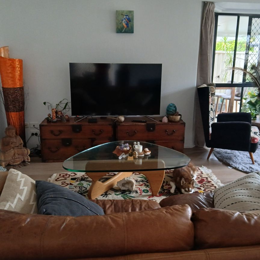 Helensvale - Photo 1