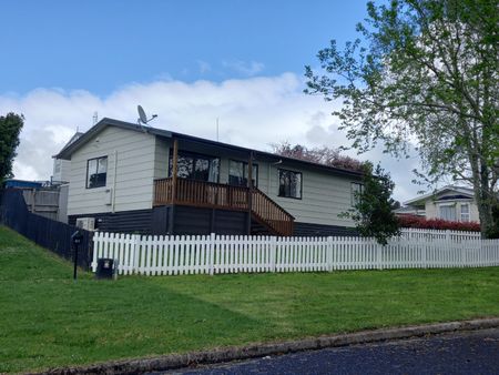 Charming 3-Bedroom Home in Prime Location! Katikati - Photo 2