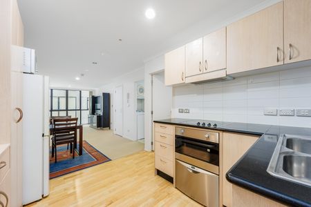 Modern, Furnished Apartment with Carpark - Photo 2