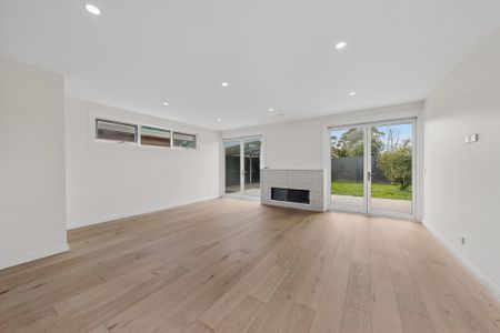Newly renovated family comfort in the heart of Keilor - Photo 4