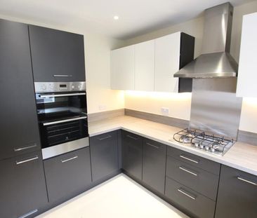 Brookwood Farm Drive, Woking, Surrey, GU21 - Photo 3