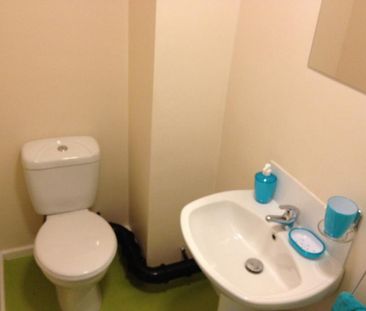 1 bedroom in a flat share to rent - Photo 6