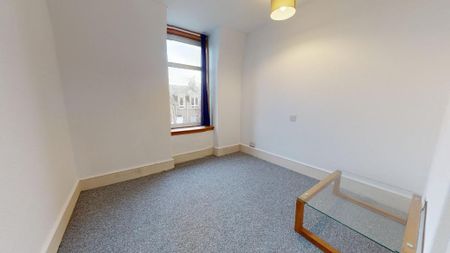 3 bedroom flat to rent - Photo 3