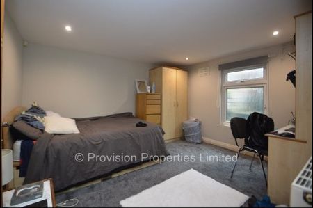 5 Bedroom House in Hyde Park Leeds - Photo 4