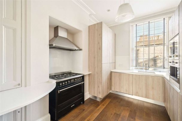 EXCLUSIVELY MANAGED BY SAVILLS. PET FRIENDLY. HMO APPROVED. Discover this bright and spacious three-double-bedroom apartment available to rent on Porchester Place. - Photo 1