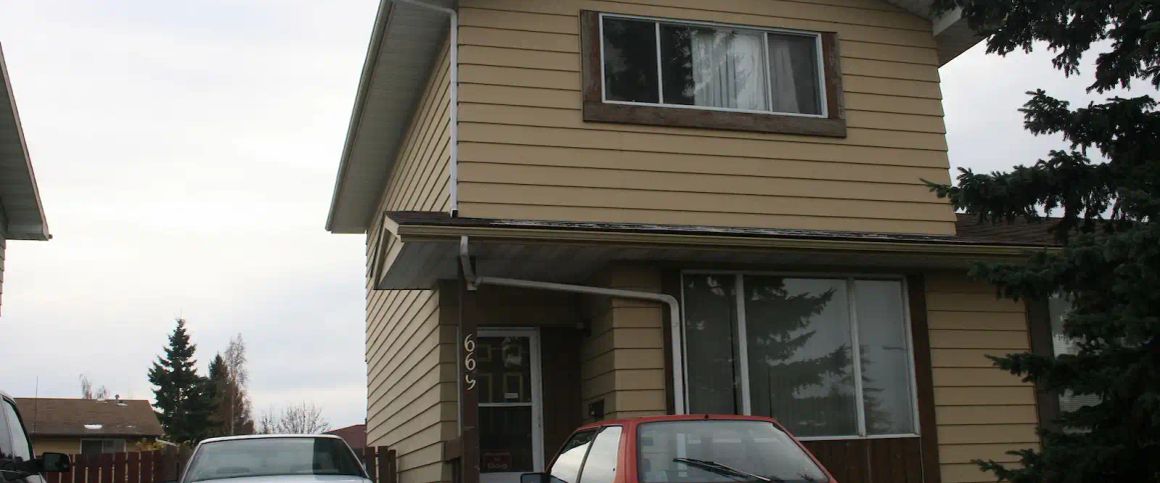 Beatiful 3 bedroom half duplex in Pineridge area, NE Calgary — 3 Bedrooms Duplex - Photo 1