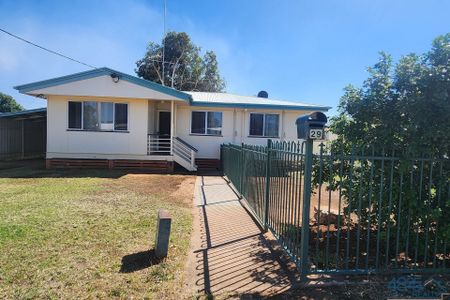 3 BEDROOM FAMILY HOME IN SUNSET - Photo 3