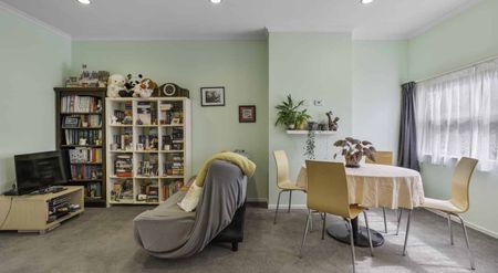 Hamilton East Hideaway - Photo 4