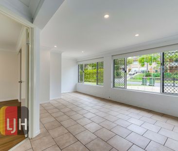 AIR CONDITIONED FIVE BEDROOM HOME WITH INGROUND POOL !! - Photo 4