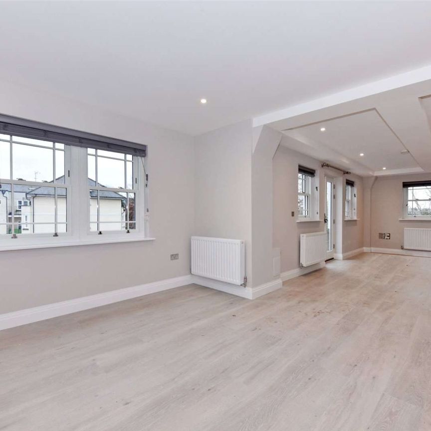 An immaculate one-bedroom top floor flat located in the heart of Marlow - Photo 1