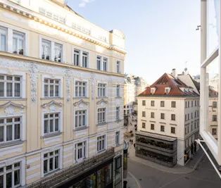 WIENER KLASSIK IM GÖTTWEIGERHOF: Topsanierte Altbauwohnung mit prachtvollem 70 m² großen Wohnsalon - Photo 2