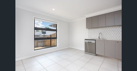 Two Bedroom Duplex - Air Con & Private Yard - Photo 3