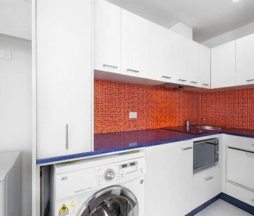 STYLISH ONE-BEDROOM APARTMENT WITH BALCONY IN THE HEART OF ST KILDA - Photo 4