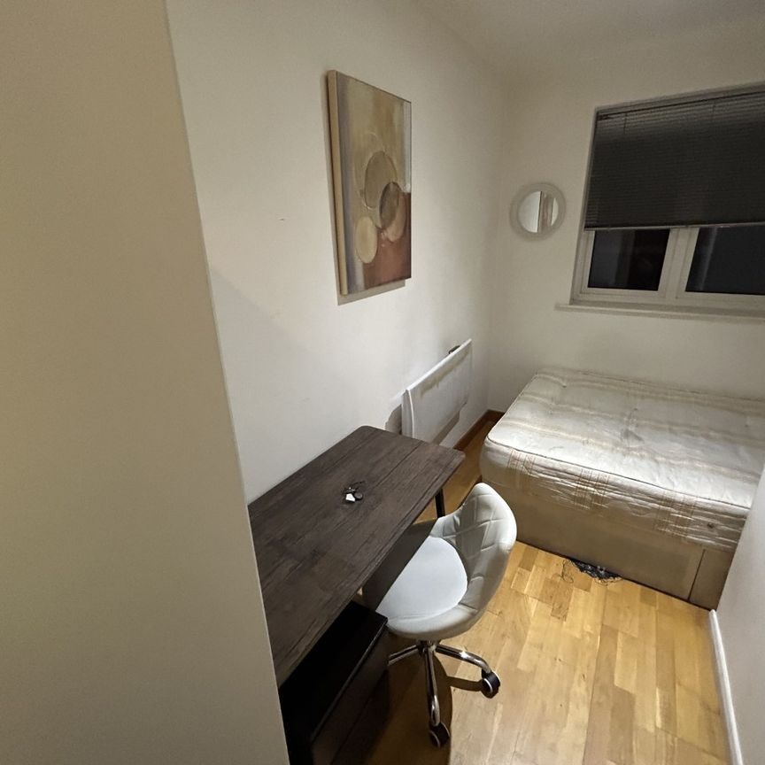 2 Bed Flat, Block Wharf, E14 - Photo 1