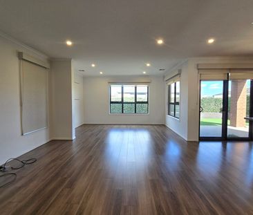 Modern & Spacious Family Home! - Photo 1