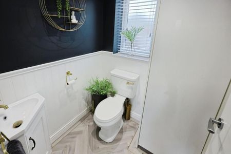 4 bedroom detached house to rent - Photo 4