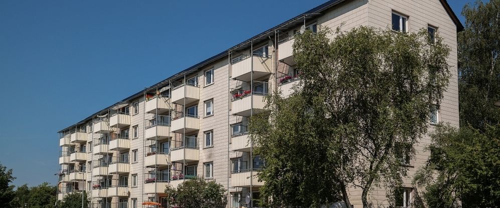 Sonniger Balkon mit Blick auf gepflegte Außenanlagen - Photo 1