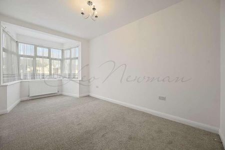 Lodge Court, Hornchurch, RM12 - Photo 2