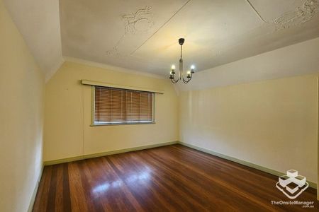 Character-Filled Home with Secure Front Gate â 400m to Toowong Village - Photo 2