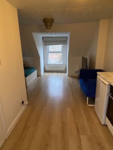 4 Bed Semi-Detached House, Wantage Road, RG30 - Photo 2