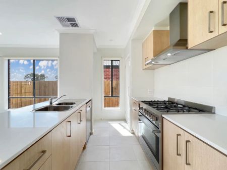 “🏡 4-Bedroom house in Mernda” - Photo 2