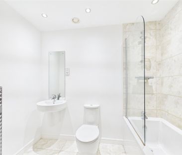 2 bedroom Flat in Wallis Square, Farnborough - Photo 5