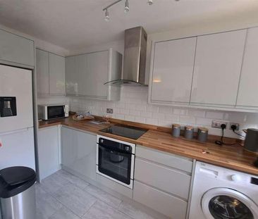 Furze Close, Ash Vale, Aldershot, GU12 - Photo 4