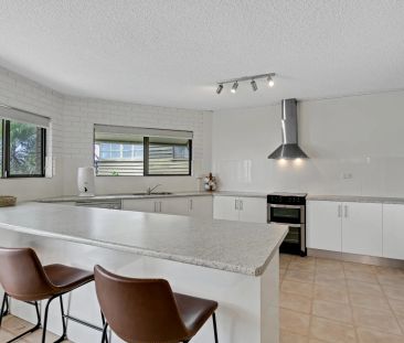 Waterfront Living on Picnic Point – Fully Furnished 2-Bedroom Apart... - Photo 6