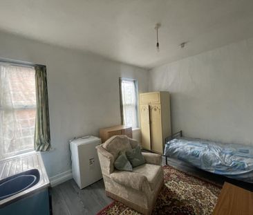 1 bedroom in a house share to rent - Photo 4