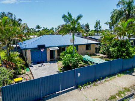 FAMILY HOME IN BANKSIA BEACH - Photo 3