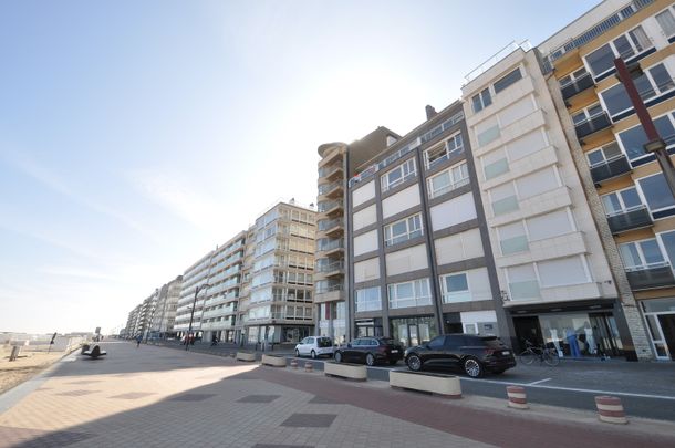 Mooi dakappartement met terras uitgevend op de Zeedijk van het Zoute - Foto 1