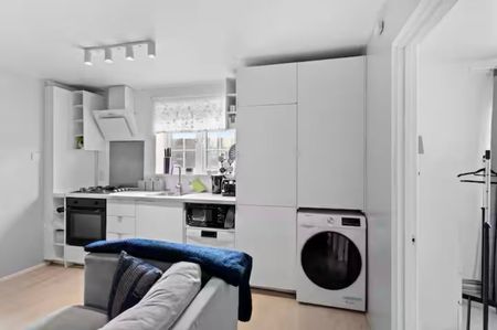 2 Bed Flat, Selby Close, E6 - Photo 2