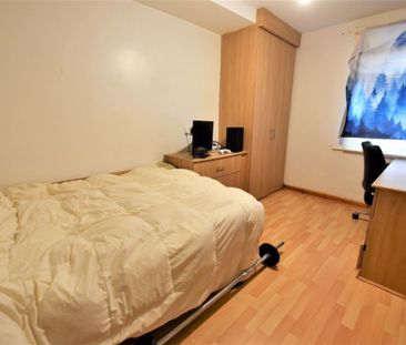 3 bedroom Flat in Brudenell Mount, Leeds - Photo 3