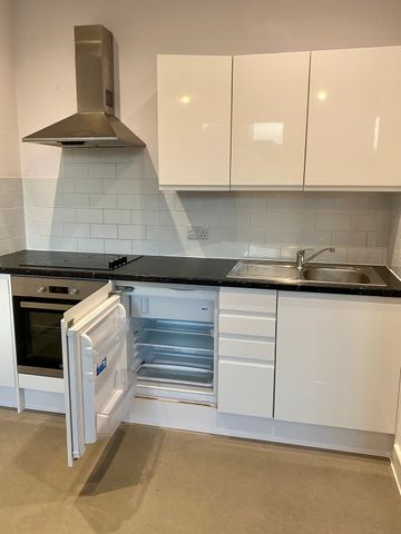 QUEENSWAY, BLETCHLEY - 1 BEDROOM - Photo 2