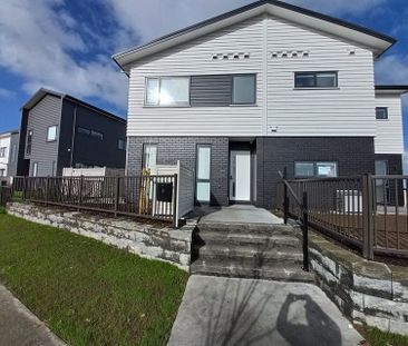 Charming 3BR Townhouse in Takanini! - Photo 1