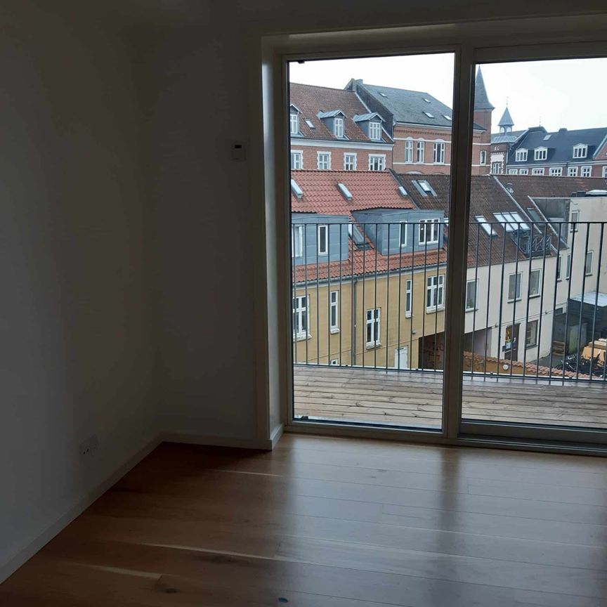 Lækker lejlighed på Frederiksbjerg med altan - Foto 1